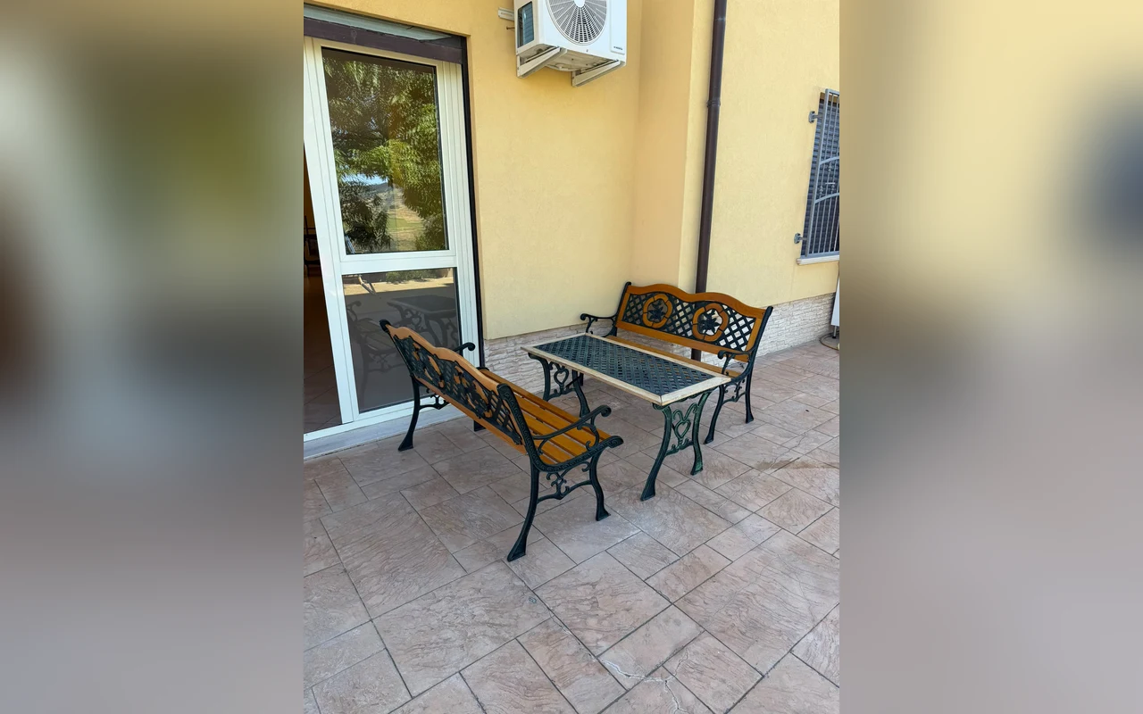 Tavolo e panche nell'area esterna — Tavernetta Martina e Daniela, Montenero di Bisaccia (Molise) (foto 22)