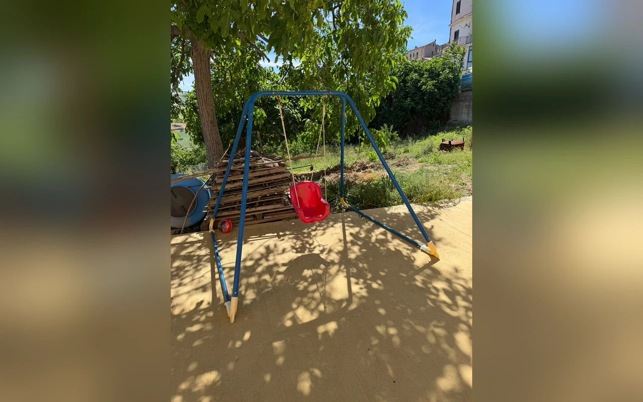 Giardino con altalena per bambini — Tavernetta Martina e Daniela, Montenero di Bisaccia (Molise) (foto 25)