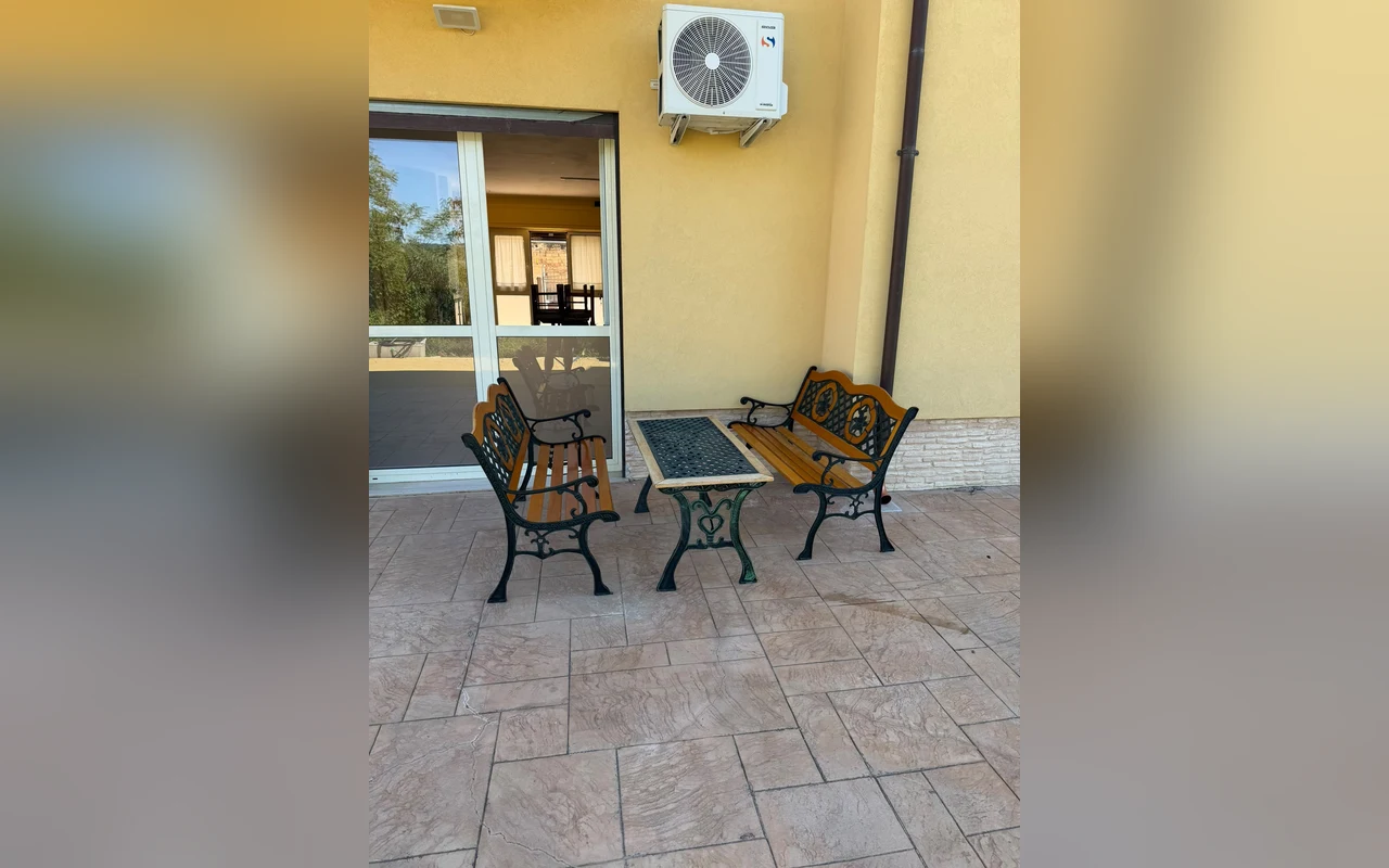 Tavolino e sedute all'aperto — Tavernetta Martina e Daniela, Montenero di Bisaccia (Molise) (foto 26)